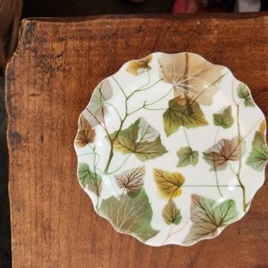 Pretty small ivy pattern dish.